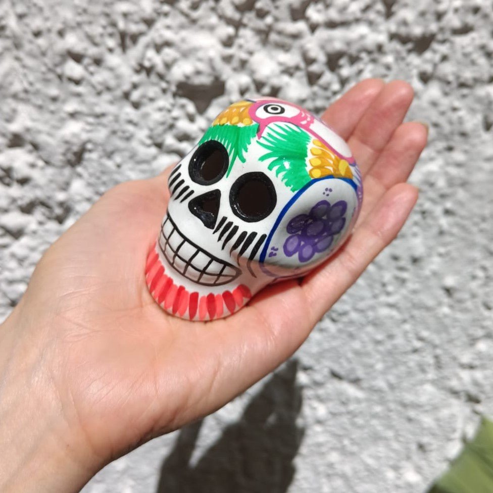 Calaveras de cerámica en blanco y negro inspiradas en el Día de los Muertos