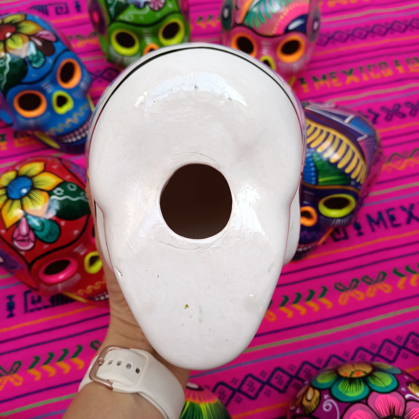Vente en gros de crânes en céramique mexicaine | Décoration du Jour des Morts peinte à la main de taille moyenne
