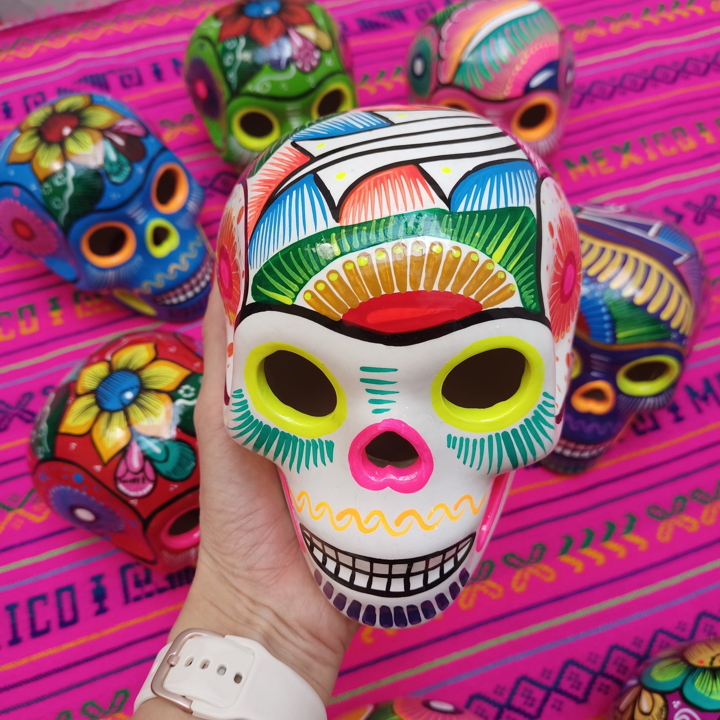 Vente en gros de crânes en céramique mexicaine | Décoration du Jour des Morts peinte à la main de taille moyenne