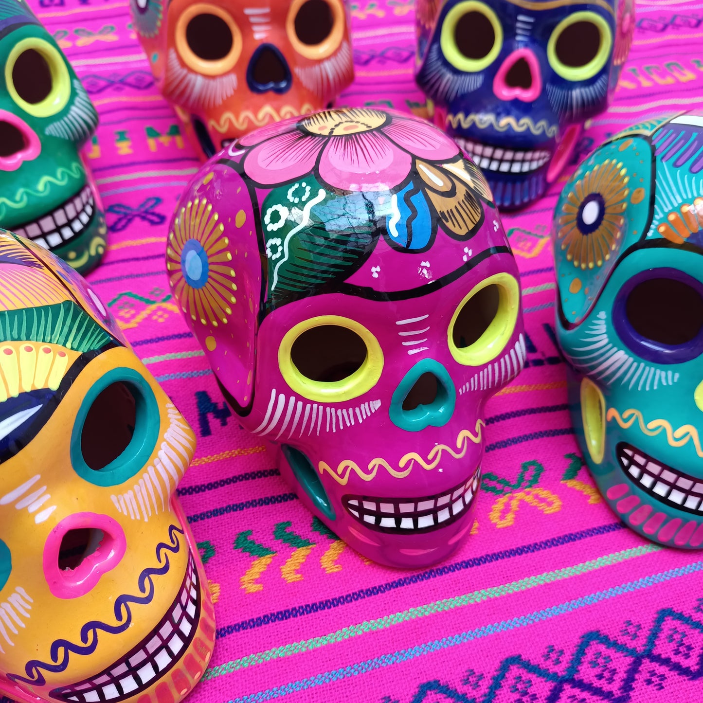 Vente en gros de crânes en céramique mexicaine | Décoration du Jour des Morts peinte à la main de taille moyenne