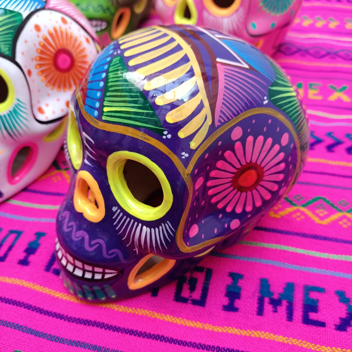 Vente en gros de crânes en céramique mexicaine | Décoration du Jour des Morts peinte à la main de taille moyenne