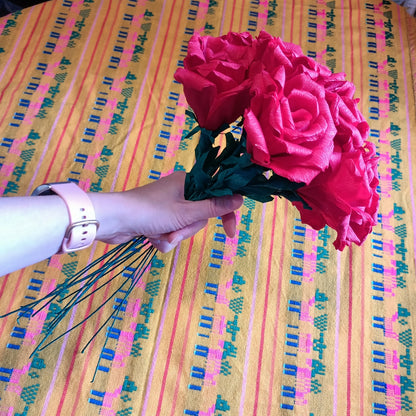 Roses en papier, décorations florales artisanales en crêpe