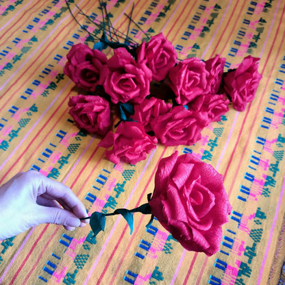 Roses en papier, décorations florales artisanales en crêpe
