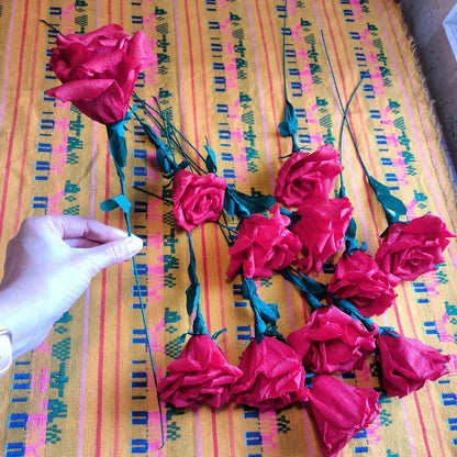 Roses en papier, décorations florales artisanales en crêpe