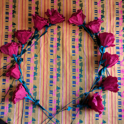 Roses en papier, décorations florales artisanales en crêpe