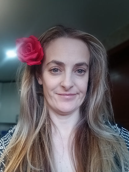 Roses en papier, décorations florales artisanales en crêpe