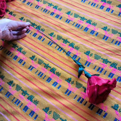 Roses en papier, décorations florales artisanales en crêpe