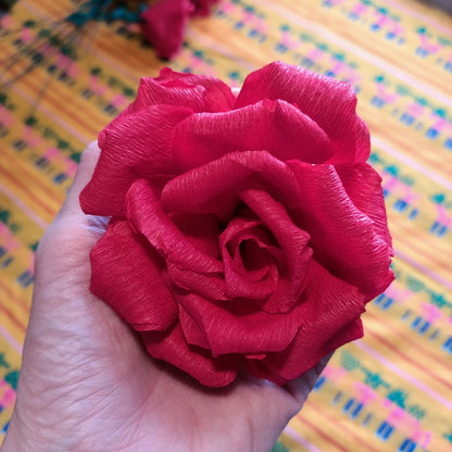 Roses en papier, décorations florales artisanales en crêpe