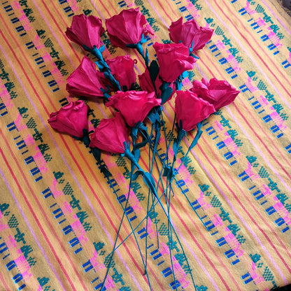 Roses en papier, décorations florales artisanales en crêpe