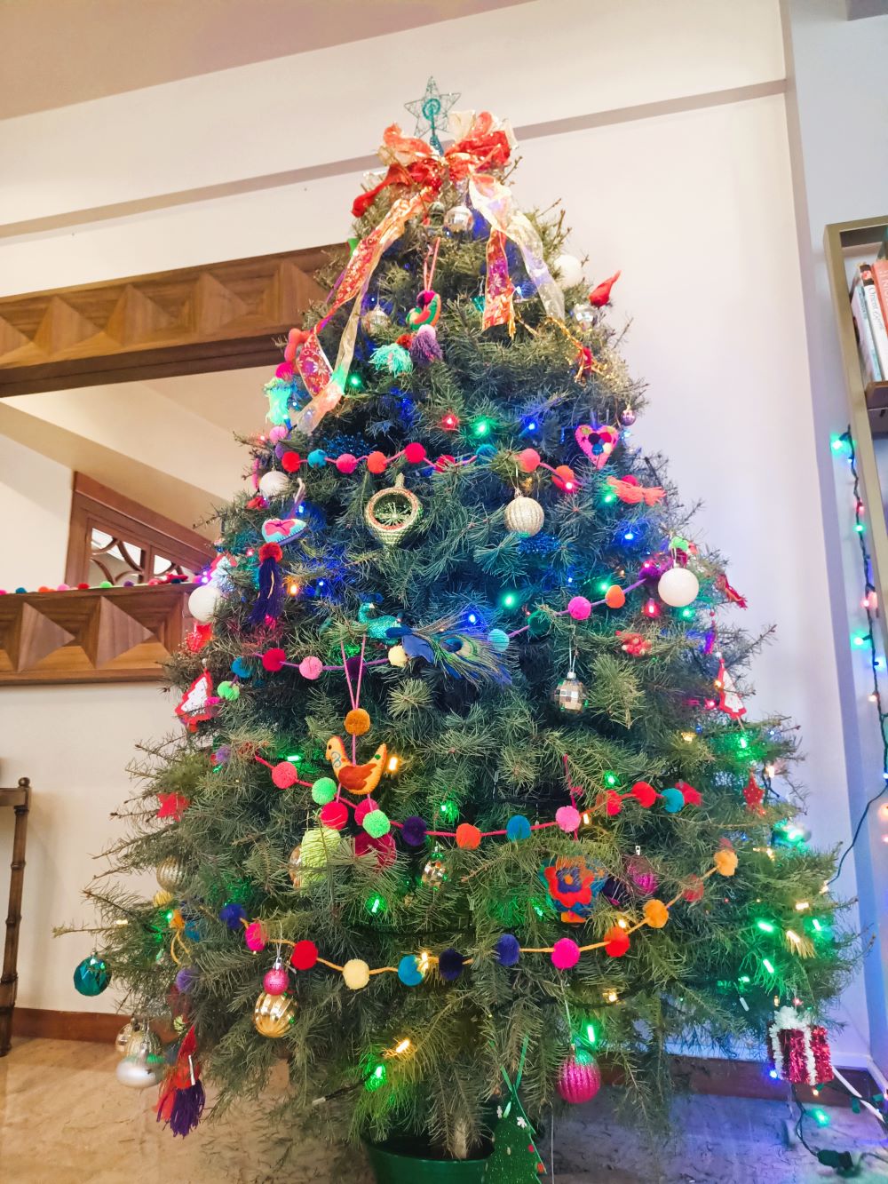 Handgemachte Pom-Pom-Girlande für den Weihnachtsbaum