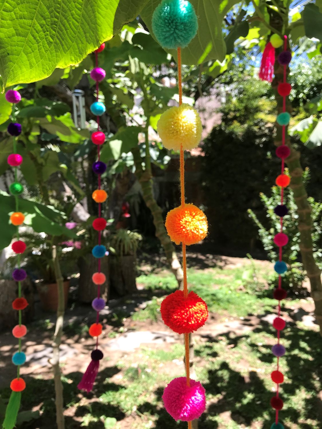 Guirnaldas de pompones para decoración de bodas