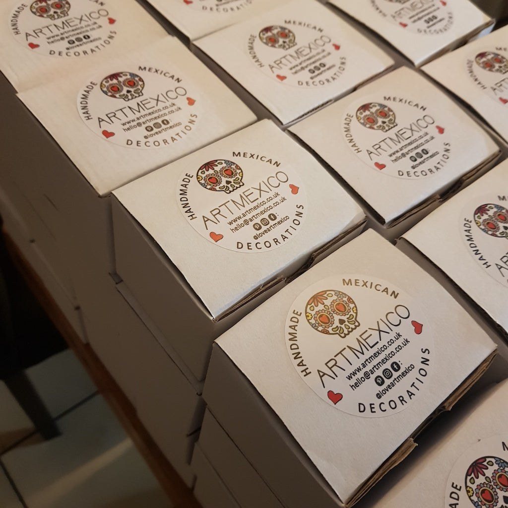 50 pequeñas calaveras de cerámica mexicanas al por mayor, decoraciones del Día de los Muertos, en caja de regalo individual