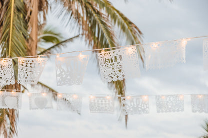 Banderines de papel picado para boda mexicana personalizados en plástico blanco
