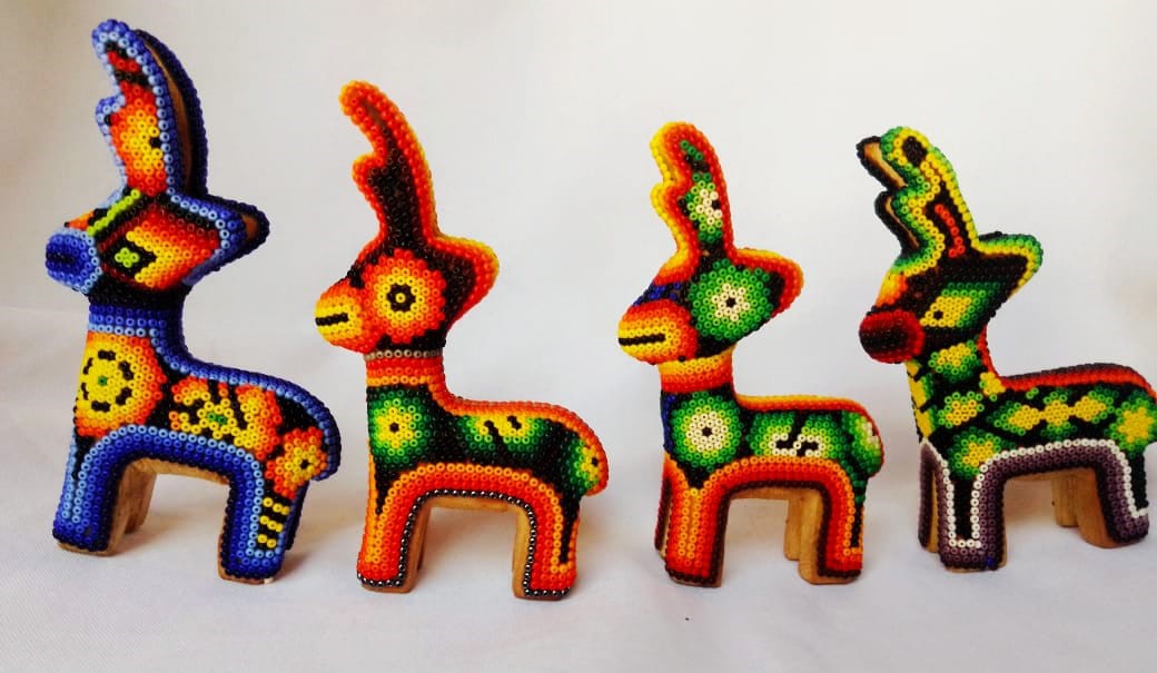 Art perlé Wixarika Huichol - 12 mini figurines en gros