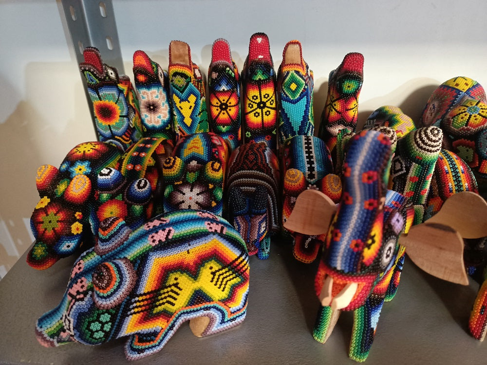Art perlé Wixarika Huichol - 12 petites figurines en gros