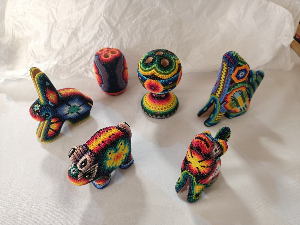 Art perlé Wixarika Huichol - 12 mini figurines en gros