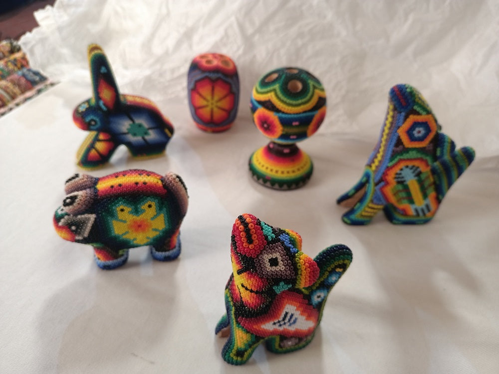 Art perlé Wixarika Huichol - 12 mini figurines en gros