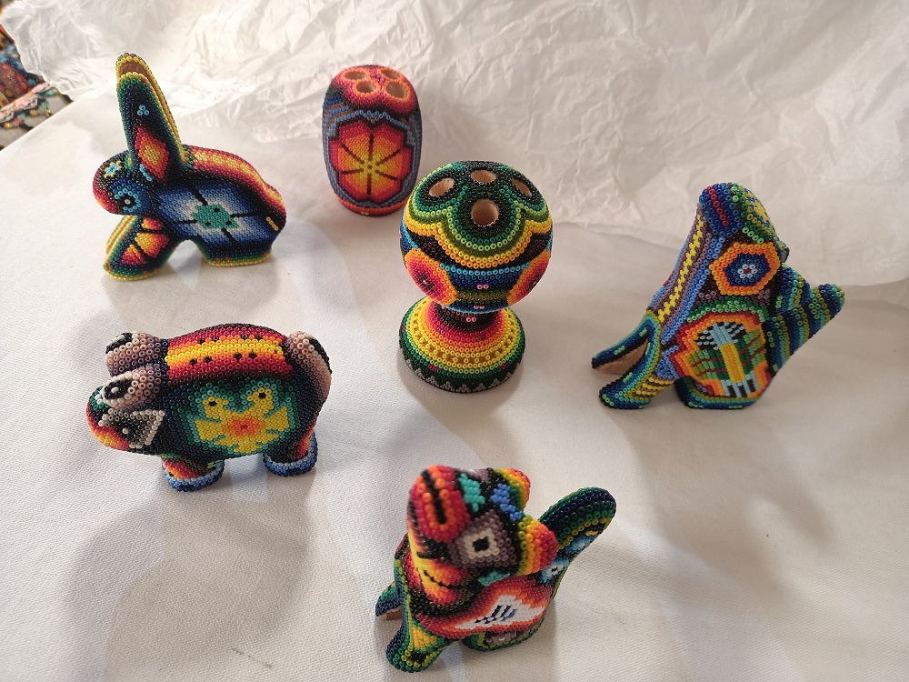 Art perlé Wixarika Huichol - 12 mini figurines en gros