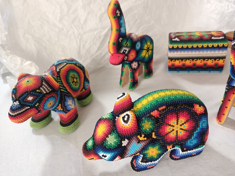 Art perlé Wixarika Huichol - 12 petites figurines en gros