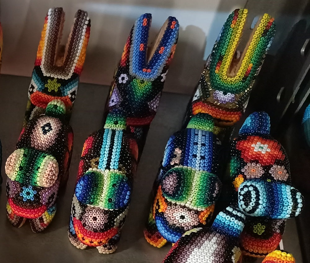 Art perlé Wixarika Huichol - 12 mini figurines en gros
