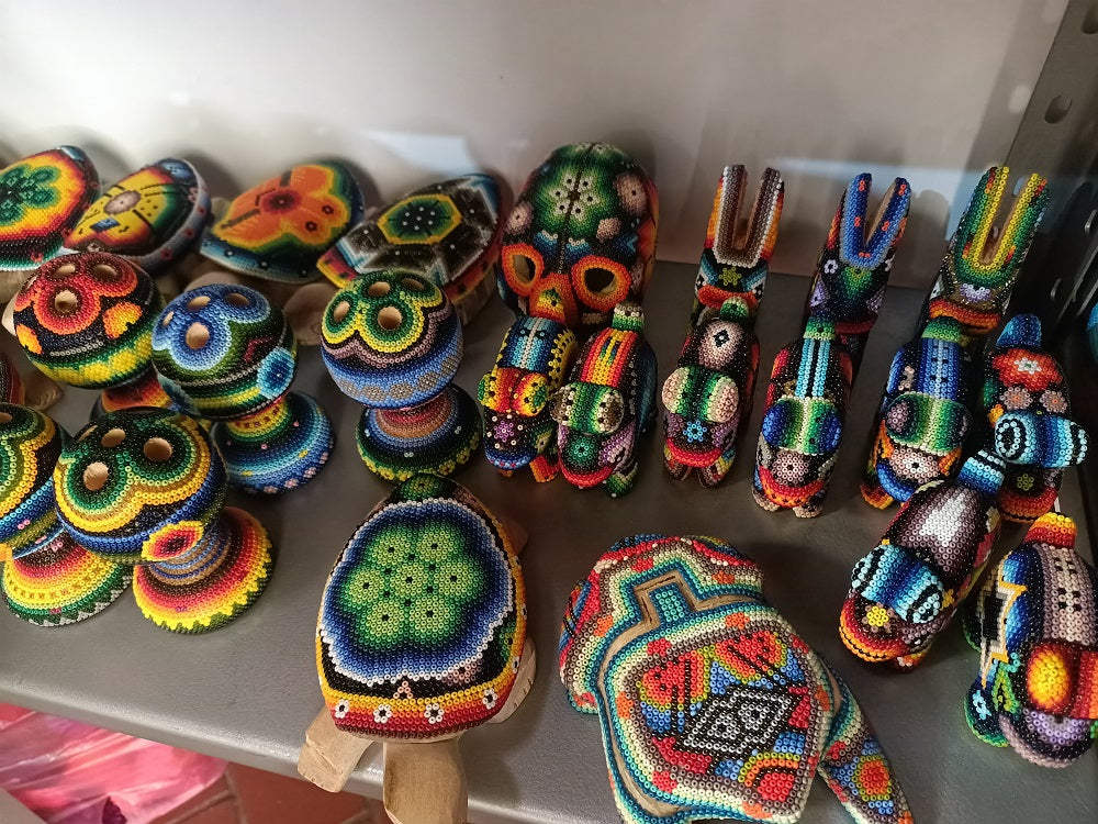 Art perlé Wixarika Huichol - 12 petites figurines en gros